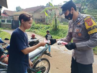 Disiplinkan Prokes, Personel Polresta Bandung Polda Jabar Bagikan Masker Gratis