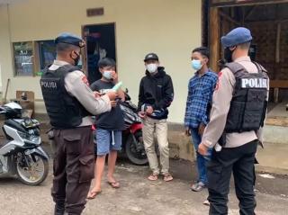 Sat Brimob Polda Jabar Bagikan Masker Gratis Kepada Warga Desa Cisagatan