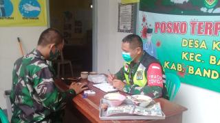 Serma Zaenal Abidin dan Serka Moh Salim Anggota Koramin Banjaran Kawal PPKM Mikro di Desa kamasan
