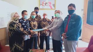 Penyerahan Berkas Calon Pilkades Desa Muara Jaya Kecamatan Caringin
