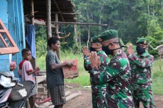 Prajurit Satgas Pamtas RI-PNG Yonif 411 Keliling Kampung Bagikan Bubur Kacang Hijau