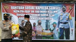 Bansos Lima Ton Beras di 14 Desa oleh Kapolda Sumatera Selatan
