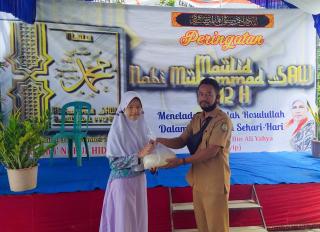 Sekdes Mekargading Berikan Santunan Diacara Maulid Nabi Muhammad SAW