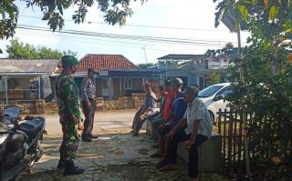 Giat Patroli Dialogis,Jajaran Polsek Juntinyuat dan TNI Bubarkan Massa yang Berkerumun 