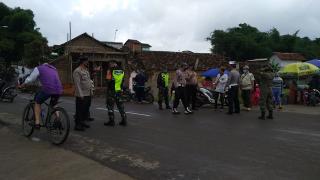 Dibantaran Sungai Cisangkuy Polsek Pameungpeuk Terapkan Prokes Melalui Operasi Yustisi