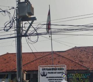Miris!!! Bendera Merah Putih yang Sudah Usang dan Robek Terpasang di Depan Kantor Disdukcapil Majalangka, Disoal Warga