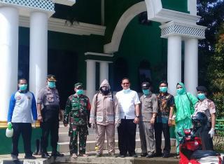 Koramil 2123 Cijeruk Melakukan Penyemprotan Disinfektan Untuk Perangi Covid-19