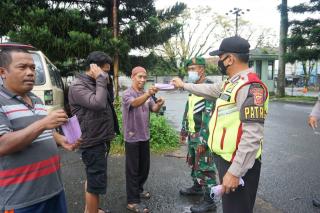 PPKM Tahap 2, Kembali Polsek Pameungpeuk Bagikan Masker dan Himbau Petingnya Prokes