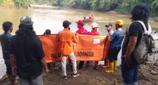 Sigap! Polres Banjar dan Warga Bersama BPBD Evakuasi Penemuan Mayat di Citanduy