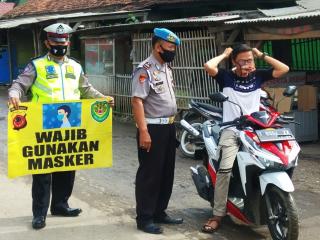 Polres Subang Polda Jabar Ops Yustisi Gaktiplin Protokol Kesehatan di Pasar Sukamandi