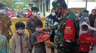 Koramil 16/Wanareja Kodim 0703/Cilacap Berbagi Nasi Kotak dan Masker di Wilayah Kecamatan Wanareja