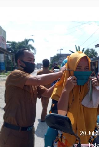 Dalam Rangka Bersama Melawan Covid-19 Kades Desa Pinggir Bengkalis, dan Jajaran Bagikan Masker kepada Masyarakat