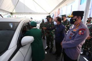 Panglima TNI dan Kapolri Tinjau Vaksinasi Drive Thru di Bali 