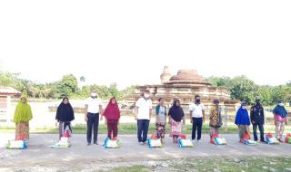 Peduli Sesama, KBI Provinsi Riau Rayakan Hari Waisak dan Sambut Idul Fitri dengan Membagikan Sembako Kepada Warga Muara Takus Terdampak Covid-19