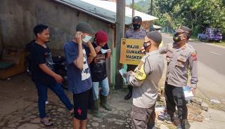 Ingatkan Prokes, Polsek Maniis, Polres Purwakarta Lakuakn Patroli Rutin