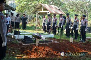 Polres Purwakarta Gelar Upacara Persada untuk AKP Juli Minarti, Wujud Penghormatan Terakhir atas Dedikasi Anggota Polri