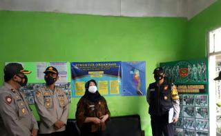 Tim Pamatwil Polrestabes Bandung Polda Jabar Cek Posko PPKM Skala Mikro di Kelurahan Cijerah