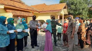 Jelang Buka Puasa Polsek Arahan Bagikan Nasi kotak Pada Masyarakat
