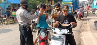 Hari Kedua Jelang PSBB, Polsek Trisi Tingkatkan Imbauan Pada Warga Dengan Cara War War