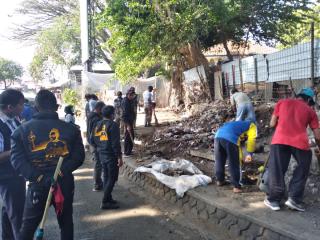 Satpol PP bersama UPT Merdeka Kherkof Lakukan Pembersihan Sampah Pembongkaran Kios