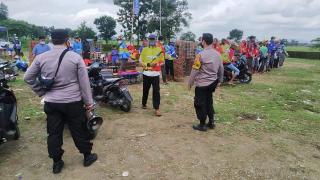 Cegah Penyebaran Covid-19, Patroli Sat Sabhara Polsek Kadipaten Polres Majalengka Polda Jabar Himbau Prokes dan Bubarkan Kerumunan