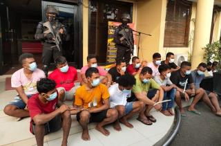 Polisi Lakukan Penggerebekan di Kampung Ambon