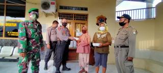 Lagi, Kapolsek Anjatan Pimpin Pembagian 150 Nasi Box Untuk Warga Kurang Mampu