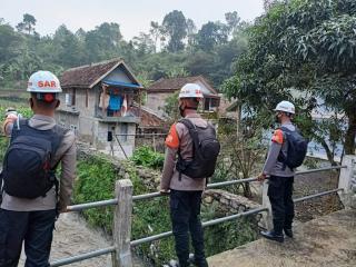 Pasca Hujan Deras, Patroli SAR Sat Brimob Polda Jabar Pantau Debit Air Sungai Wilayah Cibodas