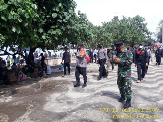 Sejumlah Warga dan Pengendara yang MelintasI Kawasan Pantai Pangandaran Mendapat Hukuman Push up dari Petugas Gabungan Prokes