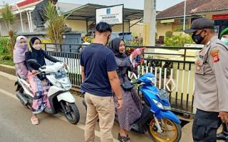 Polresta Bandung Polda Jabar Berikan Masker dan Ingatkan Prokes 5M dalam PPKM tahap V