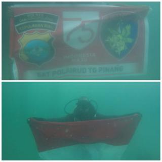 Satpolairud Polres Tanjung Pinang Kibarkan Bendera Merah Putih di Kedalaman 8 Meter Teluk Bakau