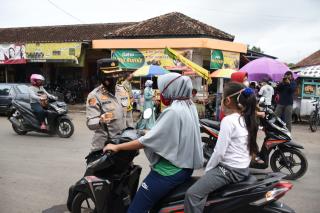 Kapolres Banjar Bersama Walikota Banjar, Sosialisasikan PPKM di Pasar Langkaplancar