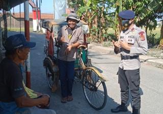 Sat Brimob Polda Jabar Ajak Tukang Becak Patuhi Pendisiplinan Protokol Kesehatan