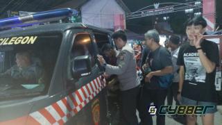 Polsek Cilegon Gerak Cepat Evakuasi Dua Korban Laka Lantas di Perempatan Temu Putih