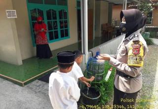 Cegah Covid-19, Polwan Bhabinkamtibmas Polsek Sukahaji Polres Majalengka Polda Jabar, Sosialisasikan 3M 