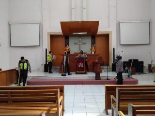 Jalin Silaturahmi Kapolsek Jatibarang Pimpin Baksos, Bersihkan Tempat Ibadah