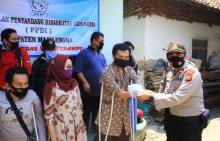 Polres Majalengka Polda Jabar Sosialisasi Protokol Kesehatan dan Berikan Bansos Pada Penyandang Disabilitas