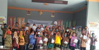 Pemdes Desa Cisuru Cilacap Lakukan Penyemprotan Disinfektan dan Bagikan Masker