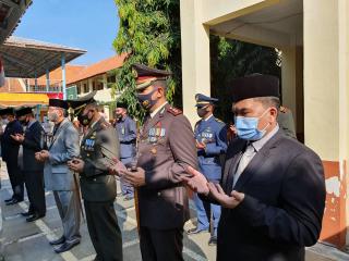 Pencegahan Covid-19 Dilingkungan Res Area, Kasat Binmas Polres Majalengka Bagikan Masker Kepada Warga