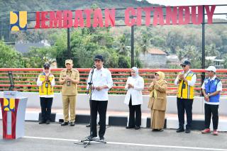 Presiden Jokowi Resmikan 22 Ruas Jalan Daerah dan 16 Jembatan Callender Hamilton di Banjar
