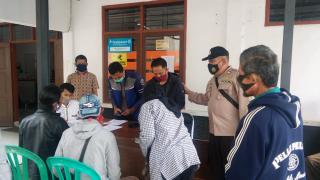 Kapolsek Banjarsari Polres Ciamis Monitoring PenyaLuran BST Tahun 2021