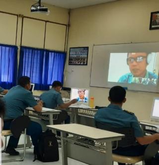 Civitas Akademika STTAL Melaksanakan Social Distancing Dalam Apel Pagi dan Perkuliahan Mahasiswa