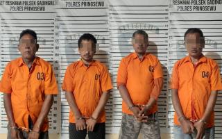 Asyik Berjudi Kala Ramadhan, 4 Pelaku Bermalam di Polsek Gadingrejo 
