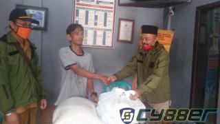 Kades Sukarame Serahkan Bantuan Sembako Dari Dinsos Kabupaten Garut