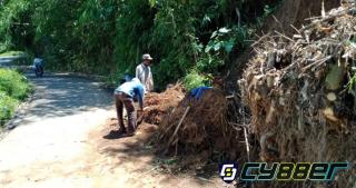 Tanah Longsor di Kp Gunung Jati Desa Cikahuripan Kadudampit Membuat Lalu Lintas Tersendat