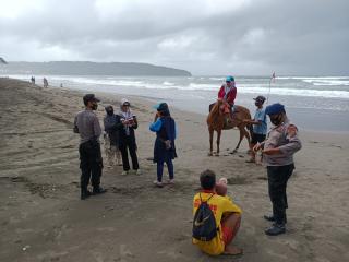 Polisi Air Polres Ciamis Melaksanakan Kegiatan Pengamanan Objek Wisata Pantai Pangandaran