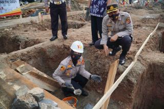 Memulai Pembanguan Barak Dalmas Polres Banjar, Kapolres Letakan Batu Pertama
