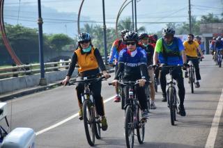 Sambil Gowes Bareng, Kapolres Banjar Cek Kesiapan Posko PPKM Mikro dan Sampaikan Imbauan Prokes di Pasar Kota Banjar