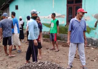 Warga Dukuh  Banyuripan Kalikotes Gotong Royong Membuat Lapang Bulu Tangkis