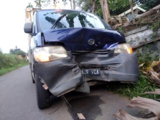 Malfungsi Rem, Mobil Boks Hantam Minibus di Jalur Cinagara-Tangkil 